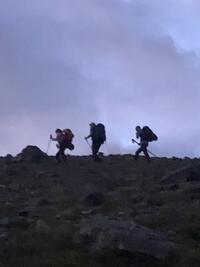 Dans la montée, la nuit approche Dans la montée, la nuit approche